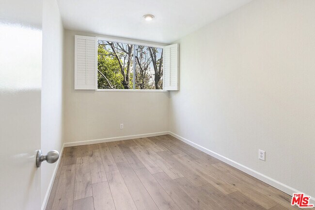 Building Photo - 2216 S Bentley Ave