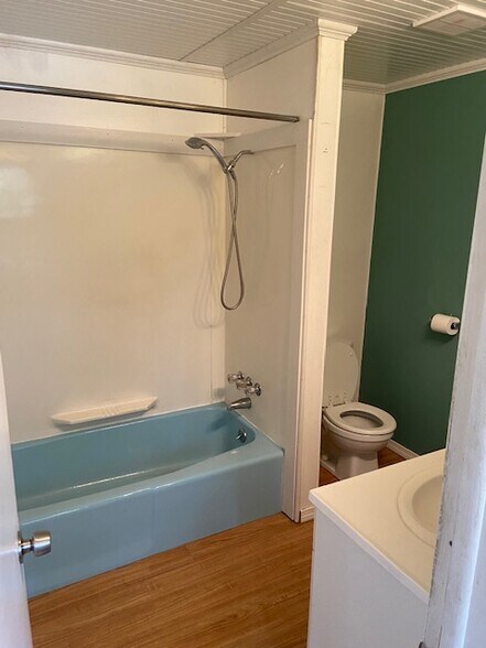 bathroom - 404 Washington St