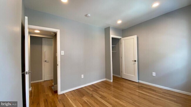 Building Photo - 2321 E Cabot St