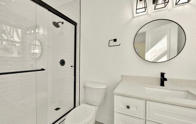 Building Photo - Beautifully Updated 3 Bed 2 Bath House in ...