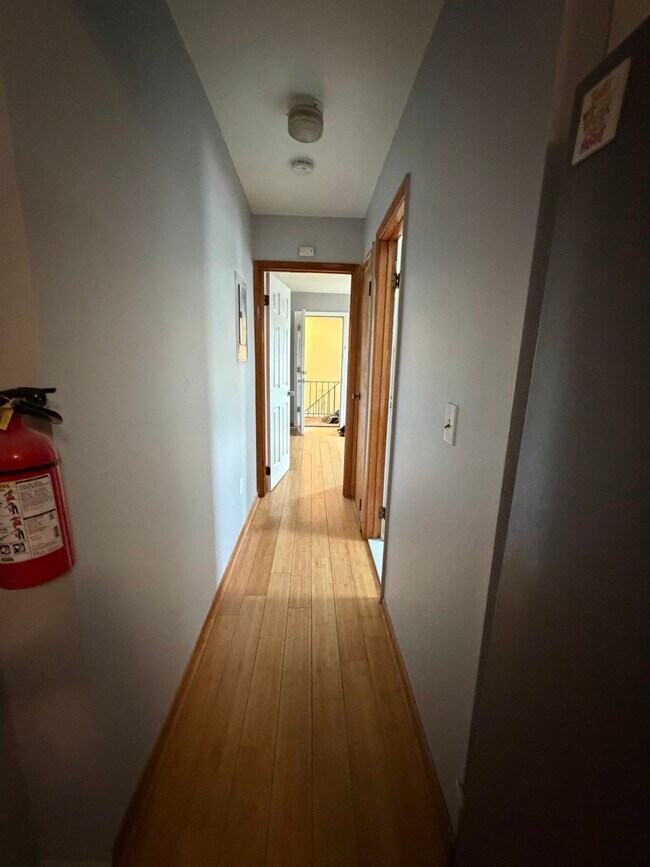 Building Photo - 592 N 6th St