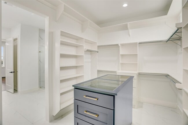 Building Photo - 6814 Hartland St