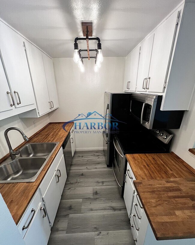 Building Photo - Beautiful Upstairs 1 Bedroom 1 Bath Condo