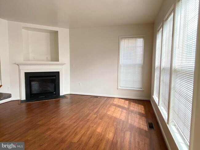 Building Photo - 5633 Sheals Ln