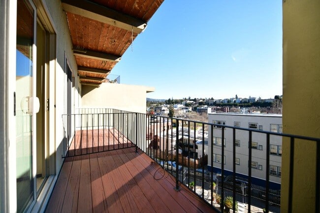 Building Photo - 415 Lagunitas Ave