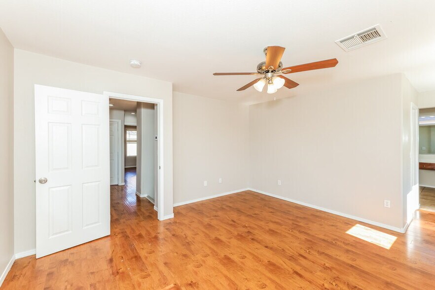 Building Photo - 5714 Old Colony Dr