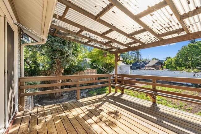 Building Photo - Charming 2-Bedroom + Bonus in University P...