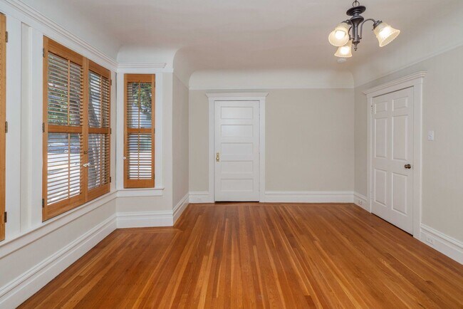 Building Photo - TOP FLOOR 1BR. Remodeled! W/D IN-UNIT! Dishwasher!
