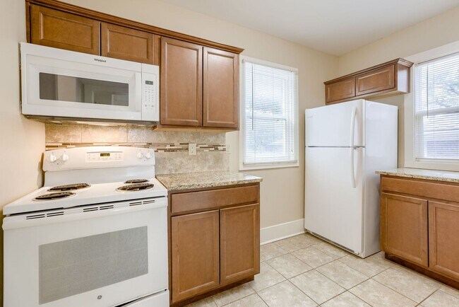 Building Photo - Spacious 3 Bedroom Duplex in the Heart of Midtown Featuring Detached Garage!!