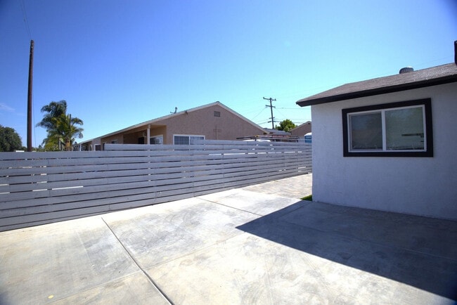 Building Photo - 660 Sunnyside Ave