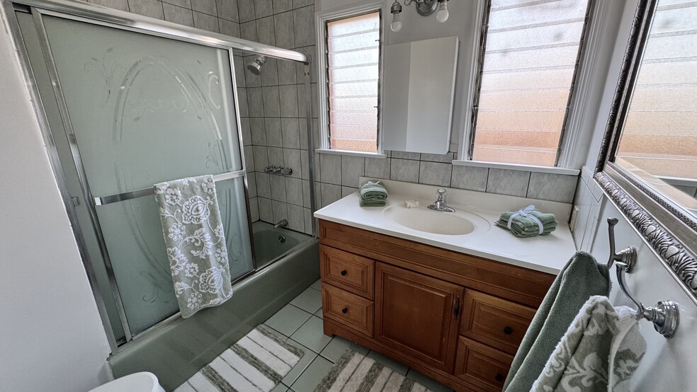Main bathroom - 3822 Huron Ave
