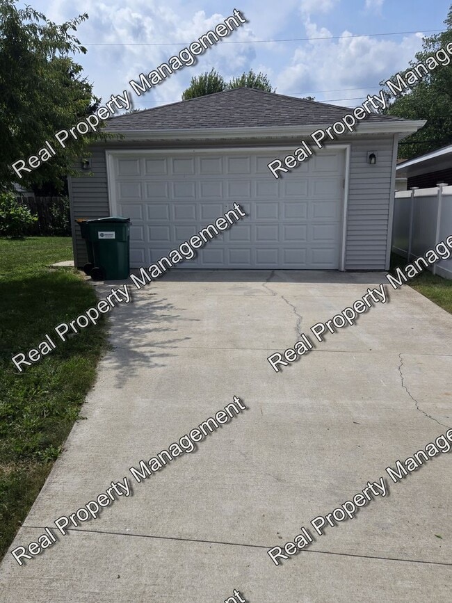 Building Photo - Three Bedroom Ranch