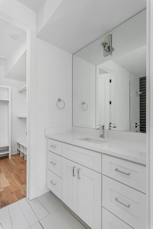 Building Photo - Stunning 4 Bedroom Home w/ Rooftop Deck Close to Downtown Nashville