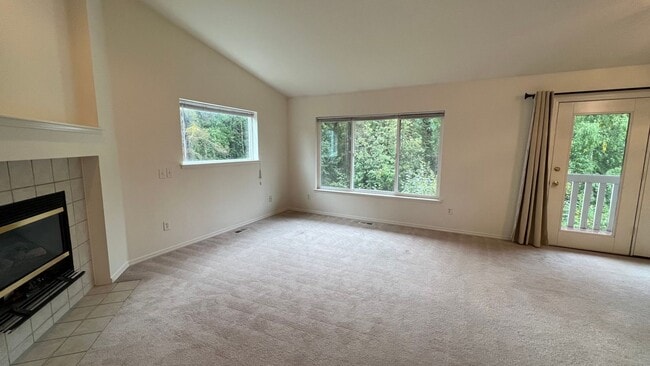 Building Photo - (3) Bedroom, (2) Bathroom Townhouse in Ind...