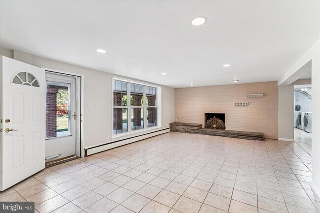 Building Photo - 5813 Midhill St