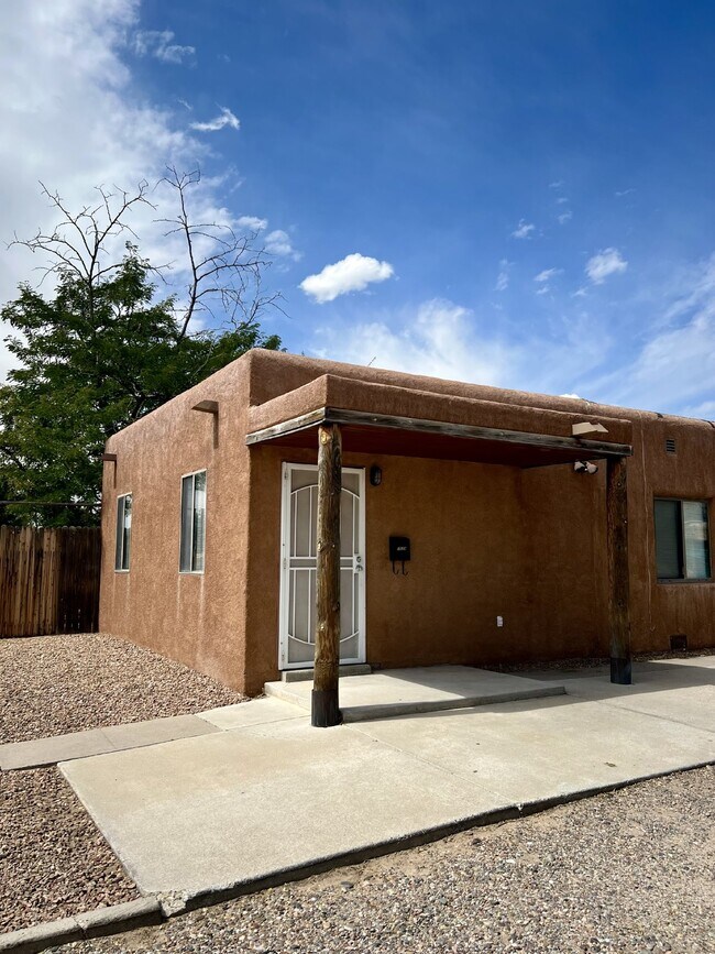 Building Photo - 2 bedroom / 1 bath close to KAFB and I-25 Move-in Special!