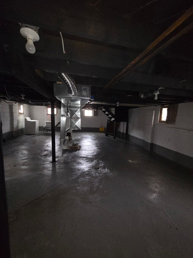 Building Photo - Three Bedroom Open Floorplan