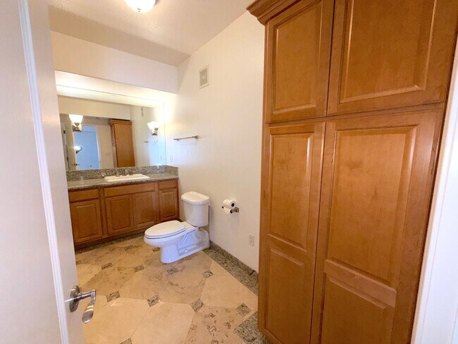 Building Photo - Riverwalk Tower 2 Bedroom Condo - 2 Parking Spaces/Private Laundry