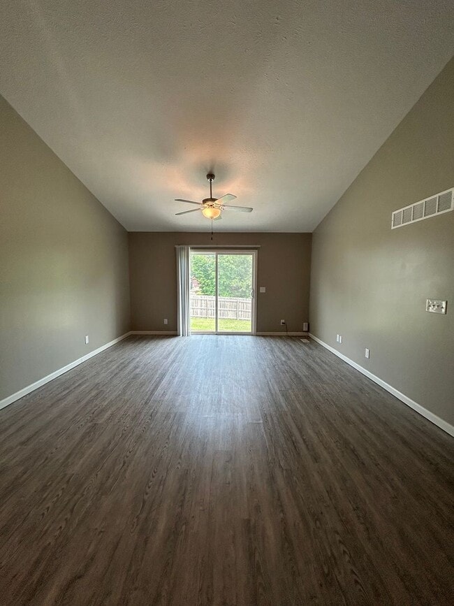 Building Photo - Spacious 4 Bedroom Duplex Near Village Pointe