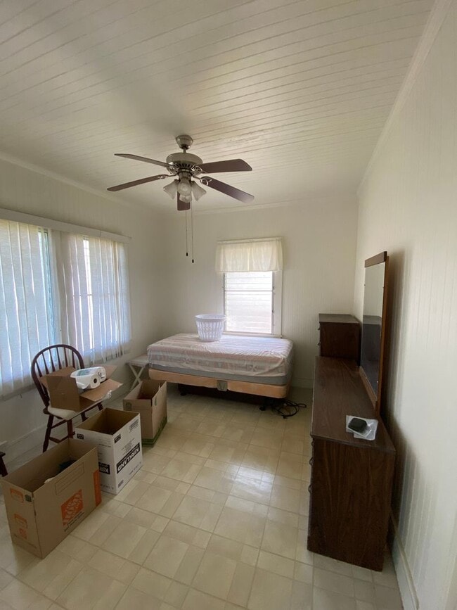 Building Photo - Spacious 4 bedroom 2 bath house.