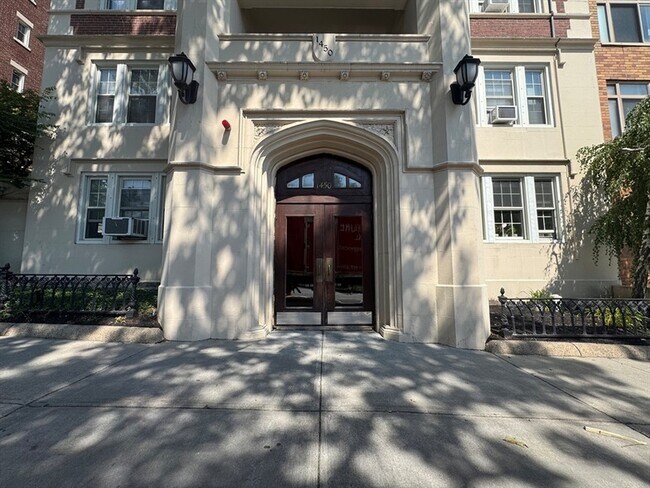 Building Photo - 1450-1454 Beacon Street Unit 402