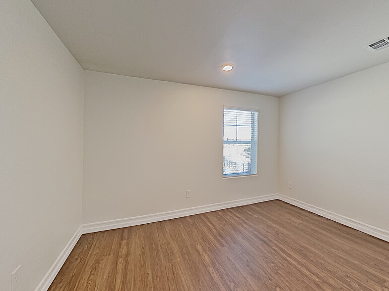 Building Photo - 4855 85th Dr NE