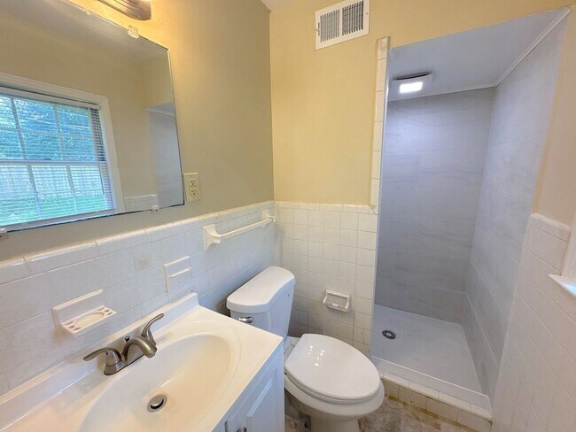 Building Photo - 5099 Oak Meadow Ave