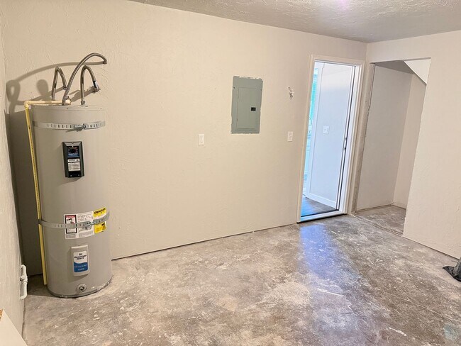 Building Photo - New 2 bed 1 1/2 bath duplex in Springfield!