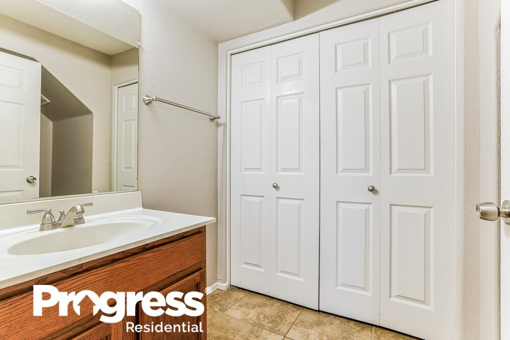 Building Photo - 250 W Juniper Ave