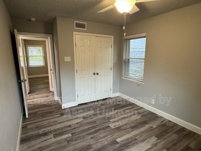 Building Photo - 1223 Dumont Dr