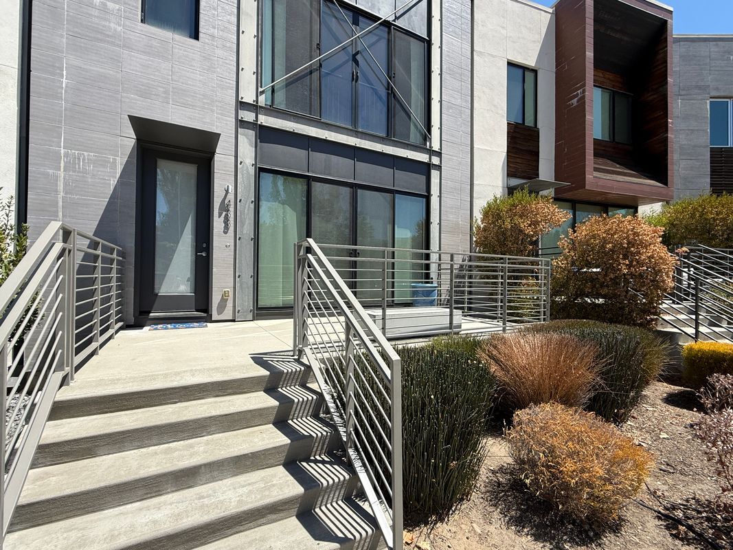 Building Photo - 488 Garden St