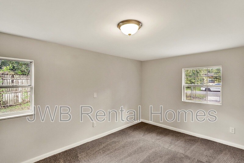 Building Photo - 6003 Commodore Dr