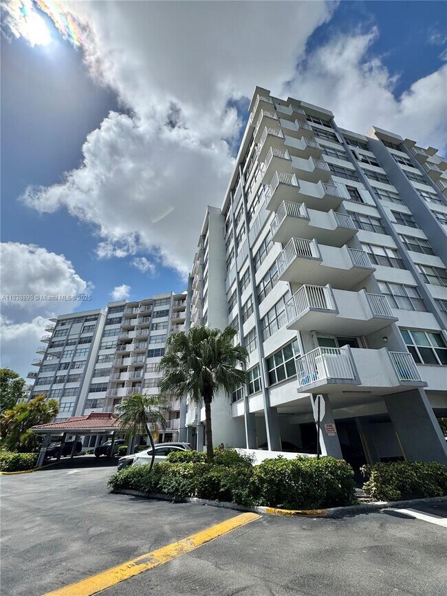 Building Photo - 1300 NE Miami Gardens Dr