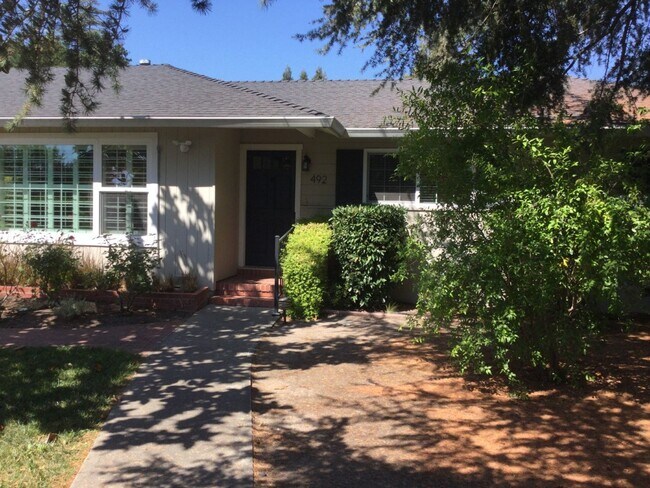 Primary Photo - Charming 3 bdrm / 2 bath Home, Minutes fro...