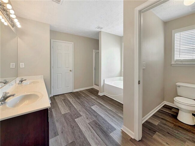 Building Photo - 1210 Skylar Ridge Cir