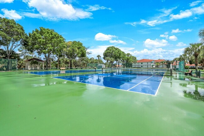 Building Photo - Enjoy Lakefront Living in Naples – Furnish...