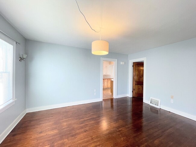 Building Photo - Updated 2 bedroom home