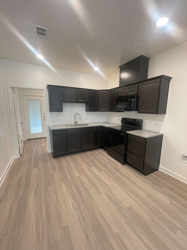 Building Photo - 1612 W 5th St