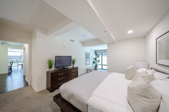 Building Photo - 7121 E Rancho Vista Dr