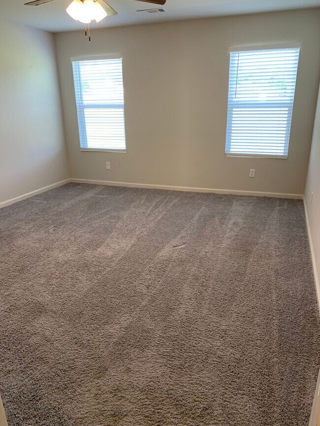Building Photo - Newer 4bed/2bath home near ASU and NEA Hos...