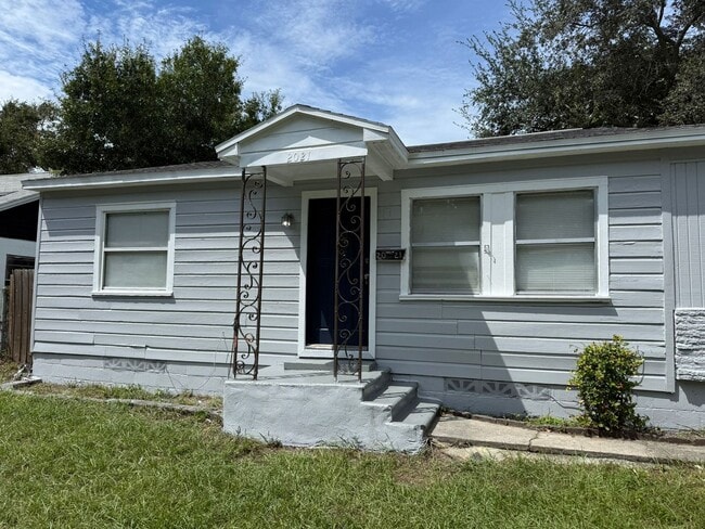 Primary Photo - Spacious 4BR/2BA in St. Pete!