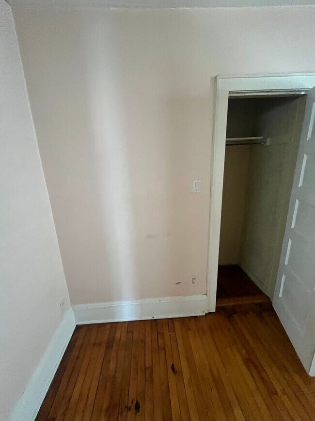 Building Photo - Spacious 2BR/1BA in Prime East Side Locati...