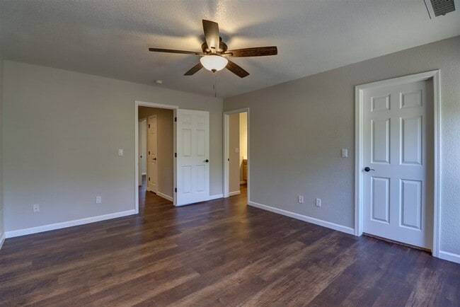 Building Photo - Immaculate 3 bedroom, 2 bath home in Presc...