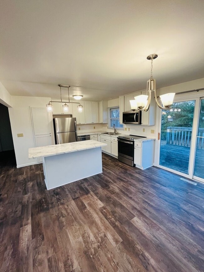 Building Photo - Beautifully updated 3 bedroom 2 bath duplex