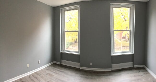 Building Photo - Spacious 3 Bed, 2 Full Bath Home! Renovate...