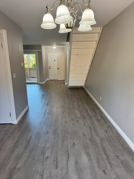 Building Photo - 1879 Pomar Way