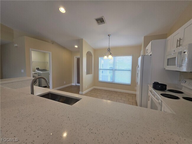 Building Photo - 4401 NE 21st Ct