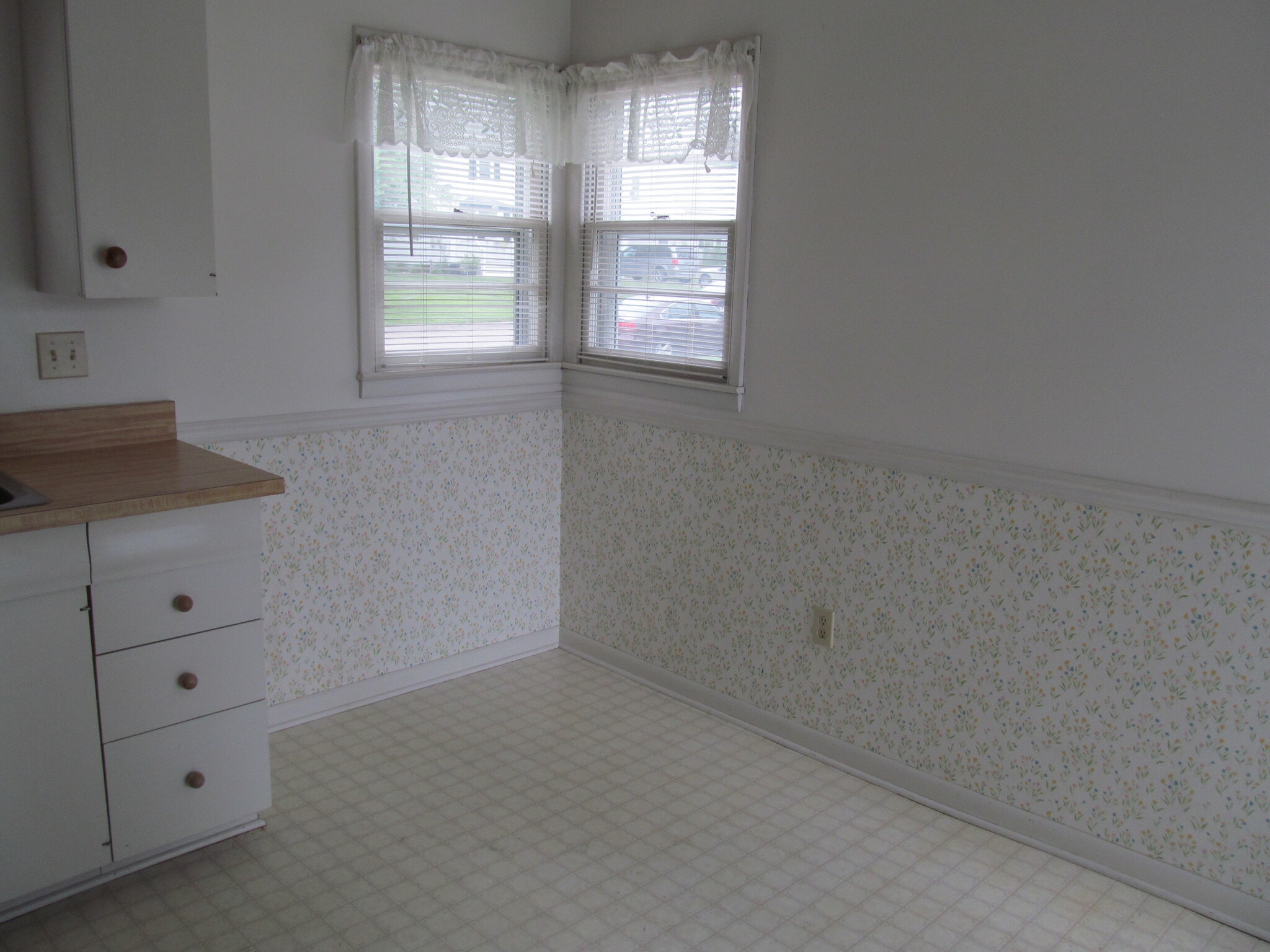 Kitchen dining area - 1041 34th St NE