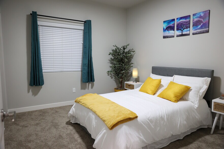 Building Photo - 13826 Caliente Dr