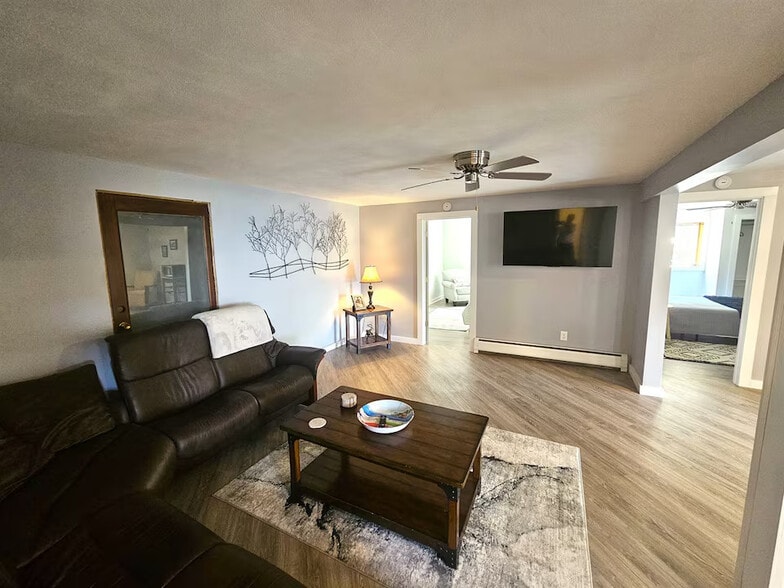 Living room - 6117 E Lake Rd